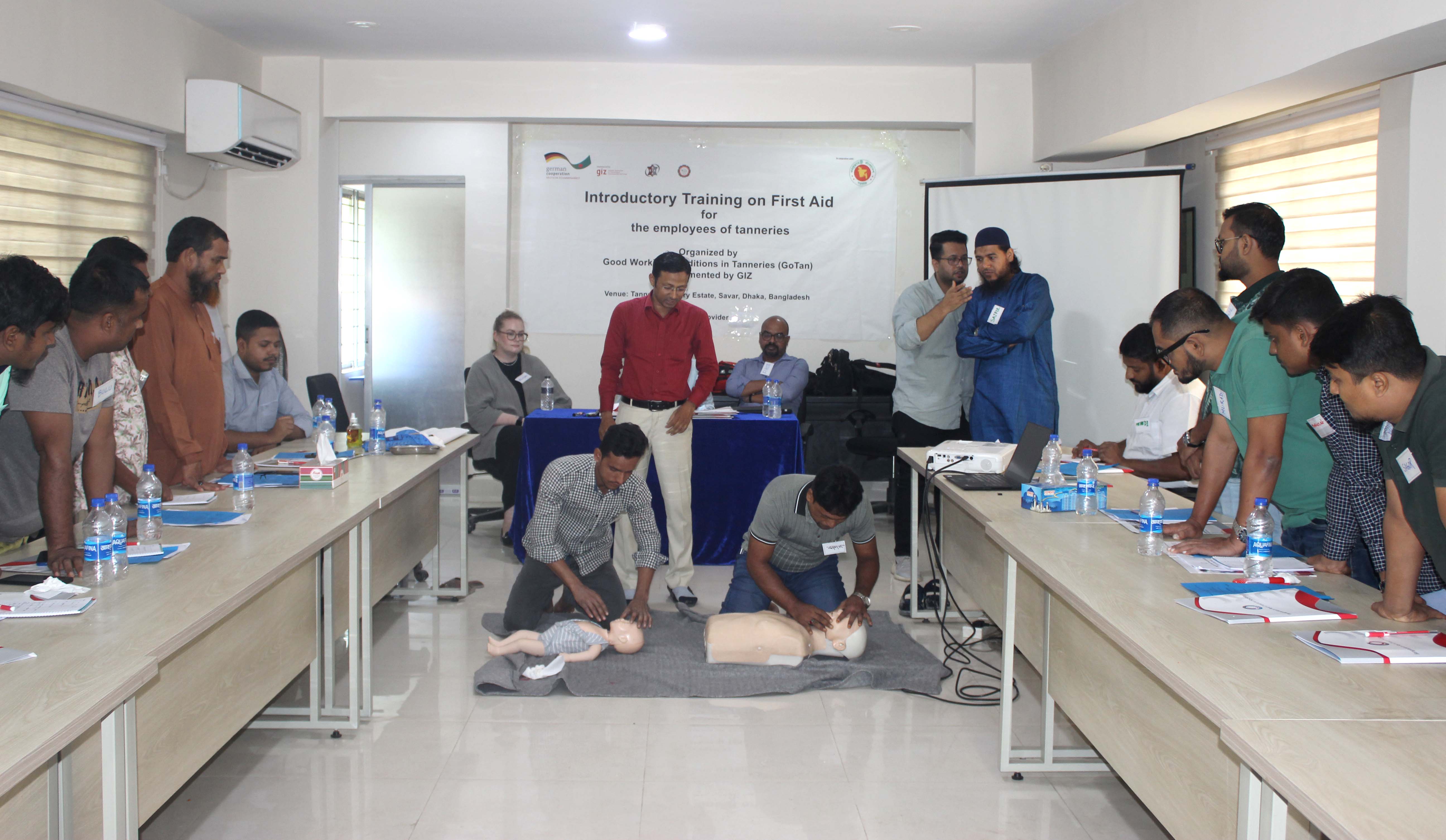 “Introductory training on First Aid” বিষয়ে দিনব্যাপি প্রশিক্ষন অনুষ্ঠিত